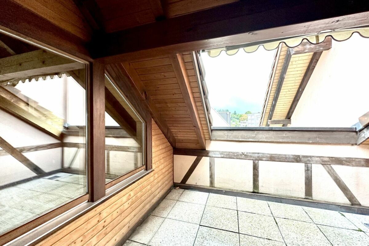Balkon mit Holzverkleidung
