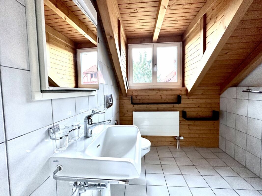 Dachgeschoss-Badezimmer mit Holzvertäfelung
