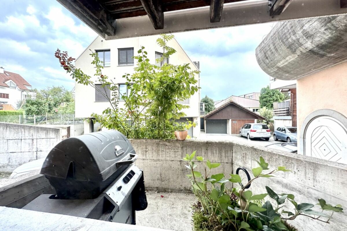 Balkon mit Grill und Blick auf Nachbargebäude