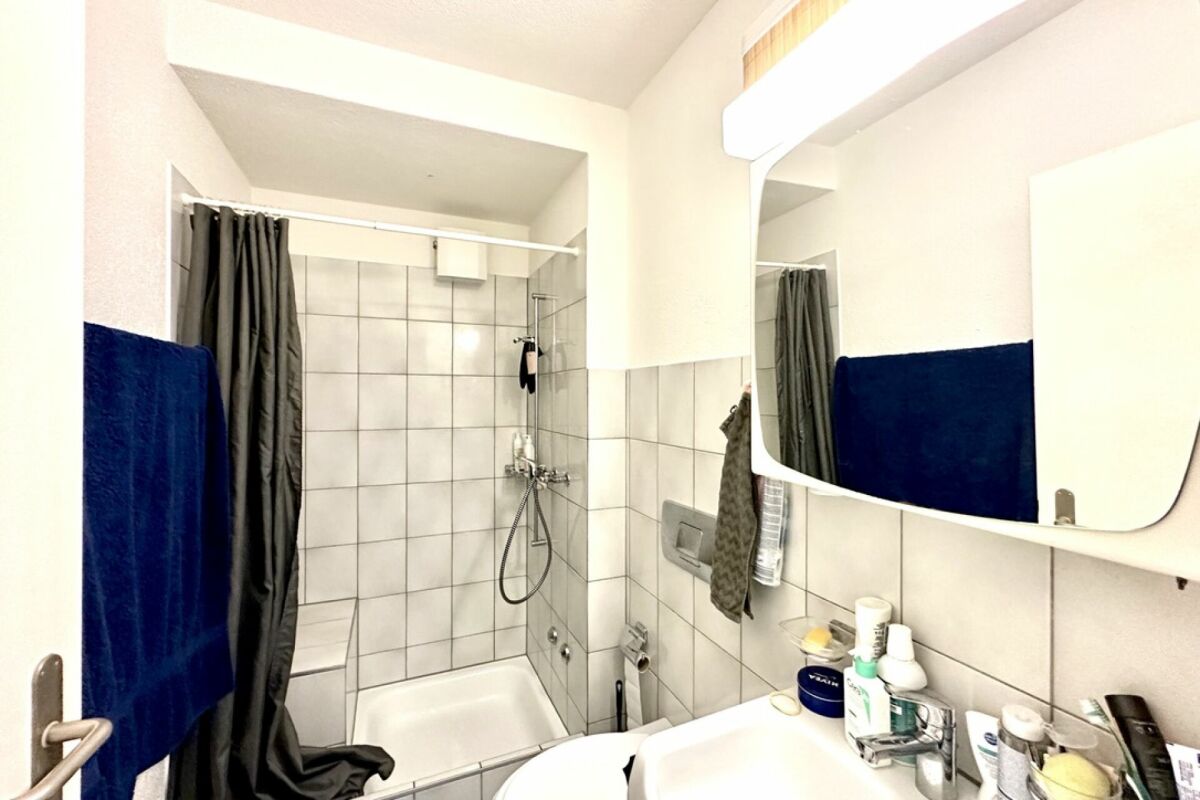 Badezimmer mit Dusche und Spiegel
