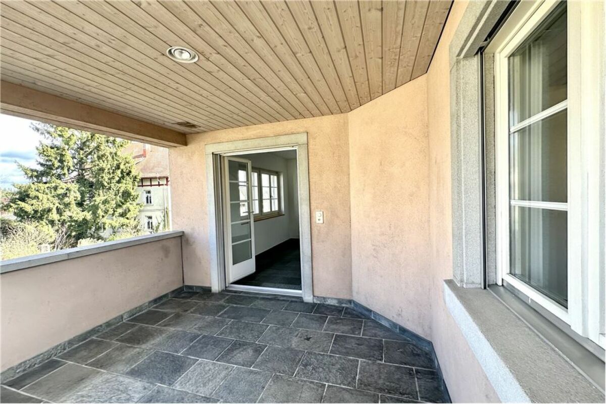 Überdachter Balkon mit Steinboden
