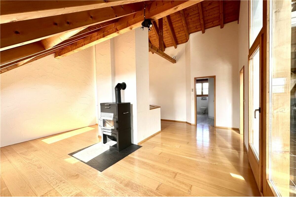 Wohnraum mit Holzdecke und Kaminofen
