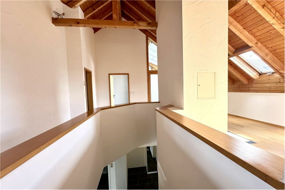 Treppenhaus mit offener Galerie unter Dachschräge