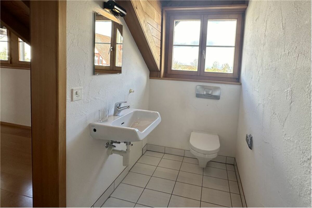 Gäste-WC mit Fenster und Wand-WC
