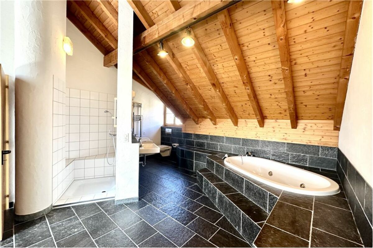 Dachgeschoss-Badezimmer mit Badewanne und Dusche