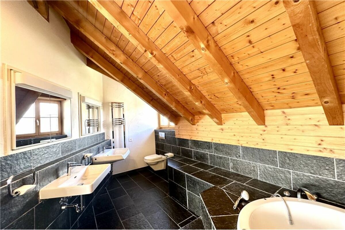 Dachgeschoss-Badezimmer mit Holzdecke