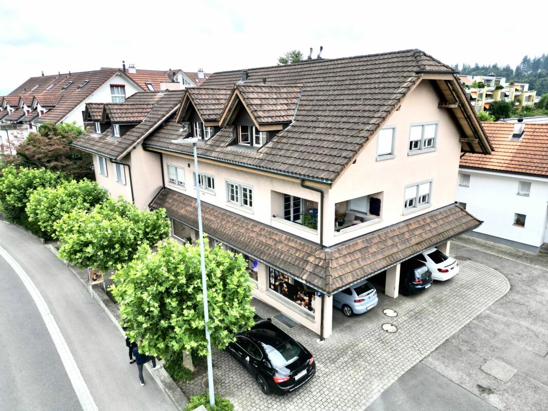 Mehrfamilienhaus mit Satteldach und Carport