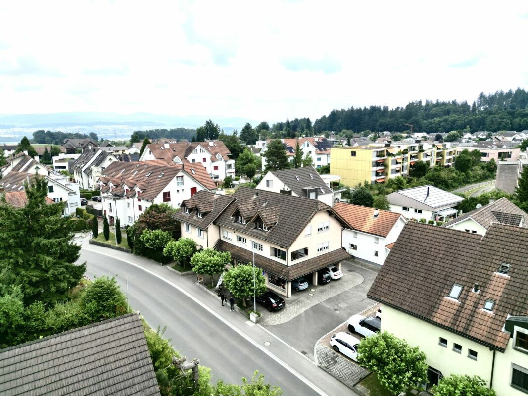 Wohngebiet mit Blick über Dächer und Straße