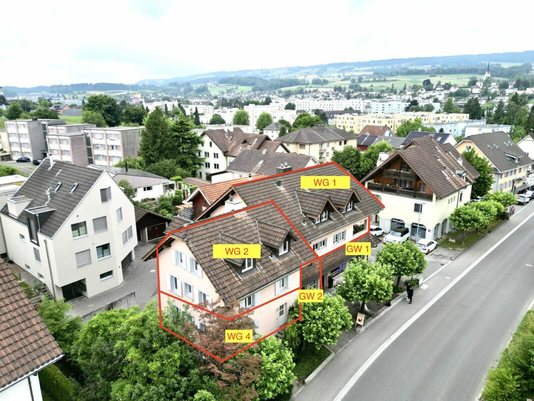 Luftaufnahme eines Wohnhauses in einer Vorstadtsiedlung