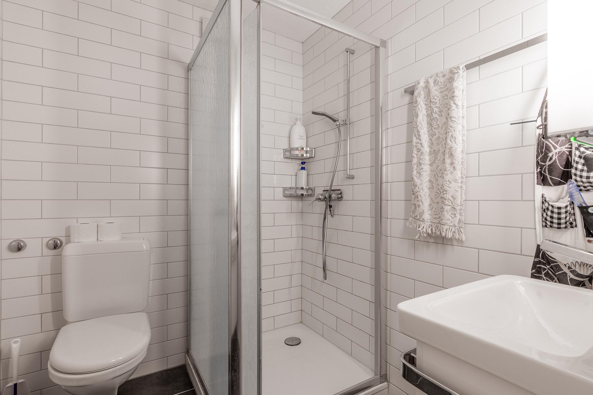 Modernes Badezimmer mit Dusche und WC