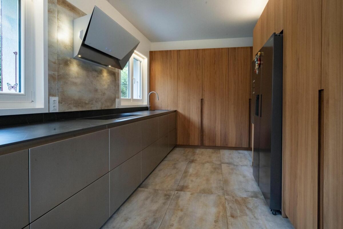 Moderne Küche mit Holzfronten