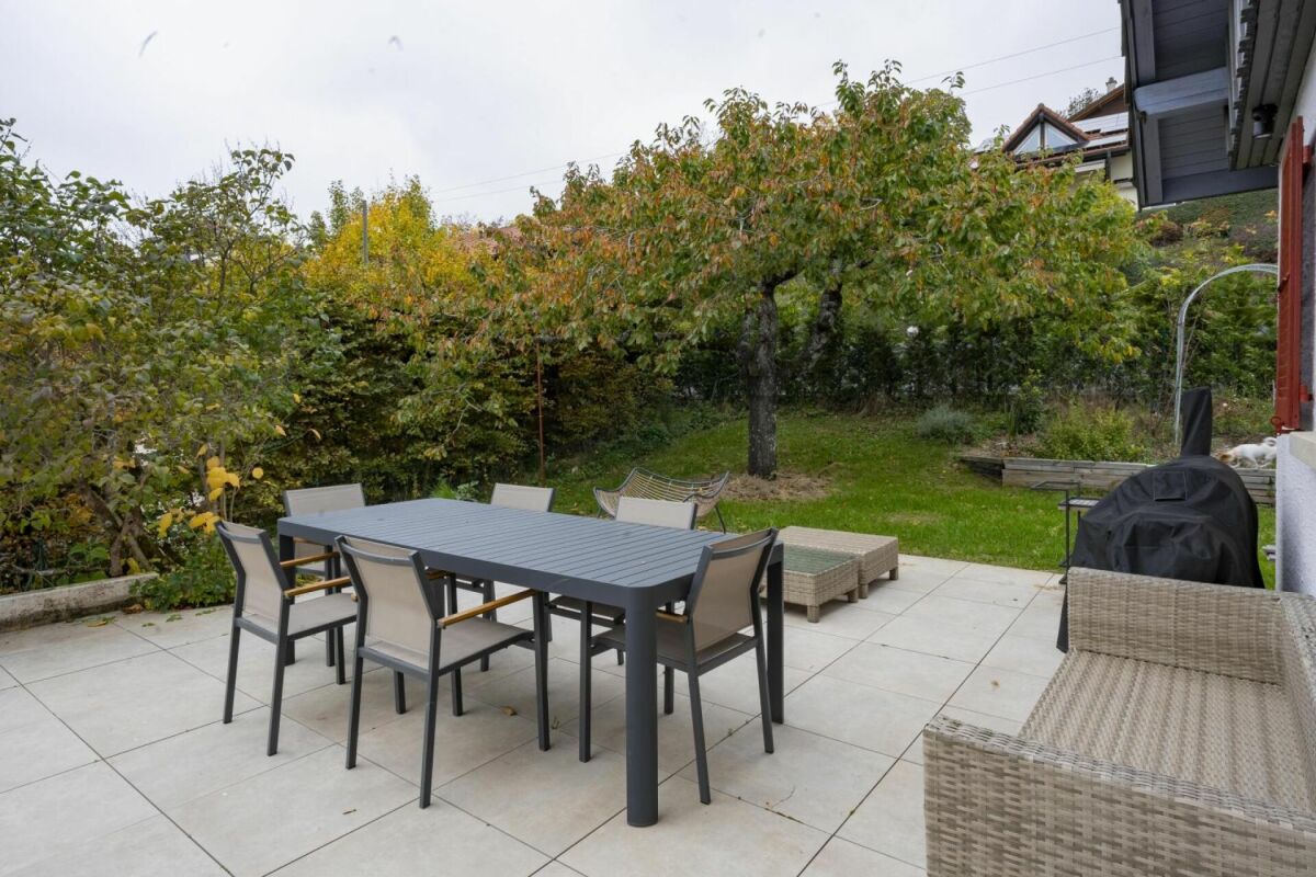 Terrasse mit Gartenmöbeln