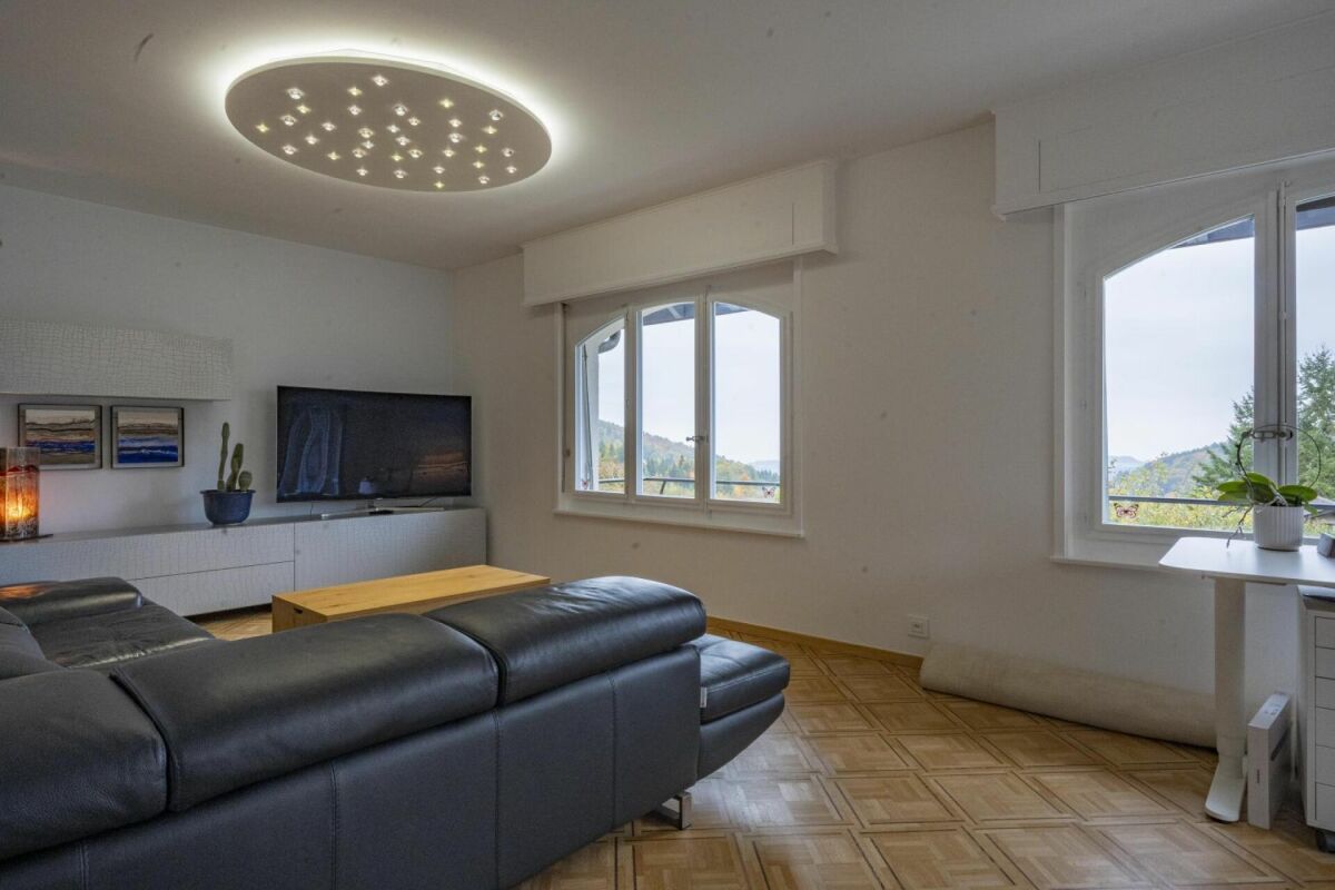 Wohnzimmer mit Panoramafenstern