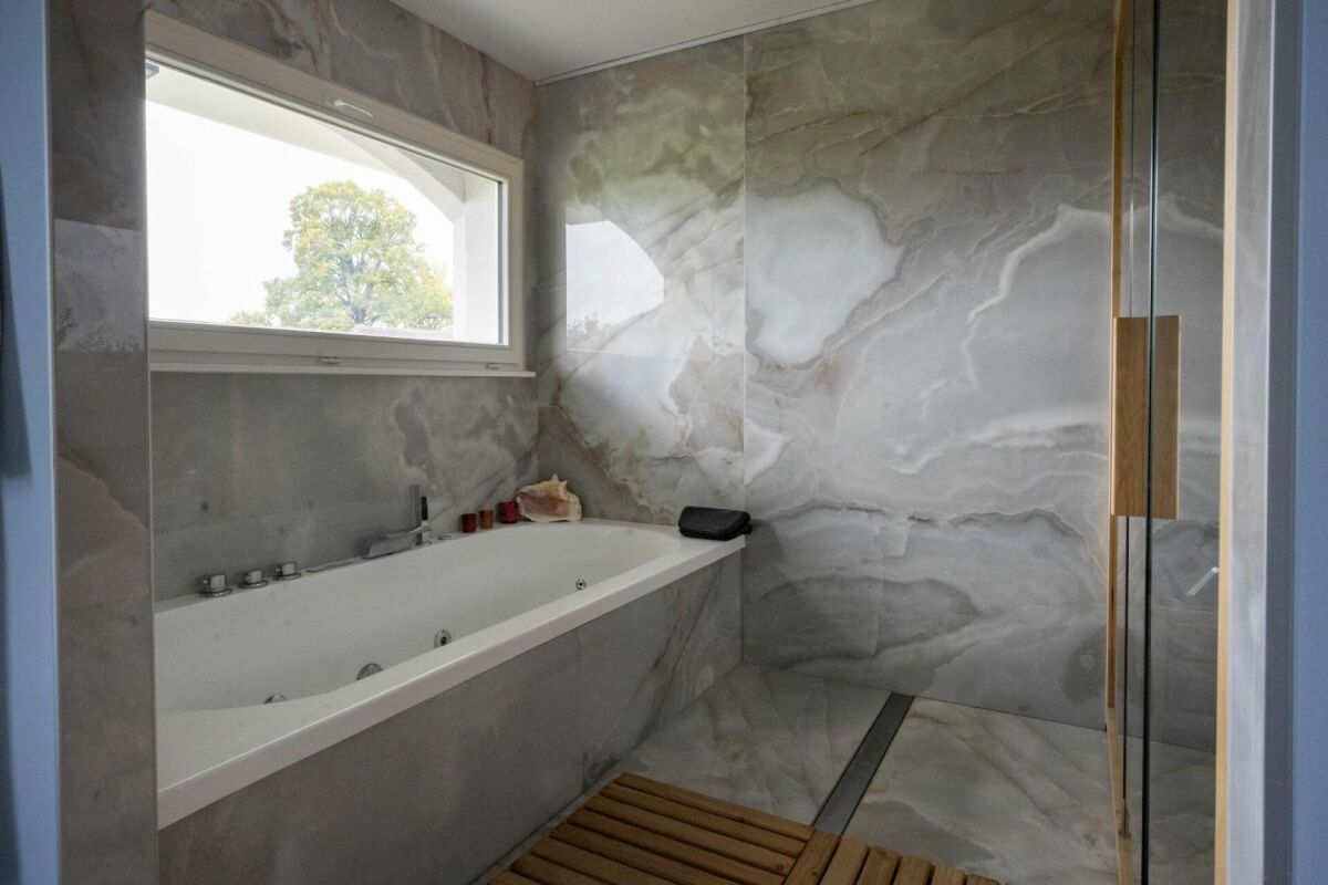 Modernes Badezimmer mit Natursteinoptik