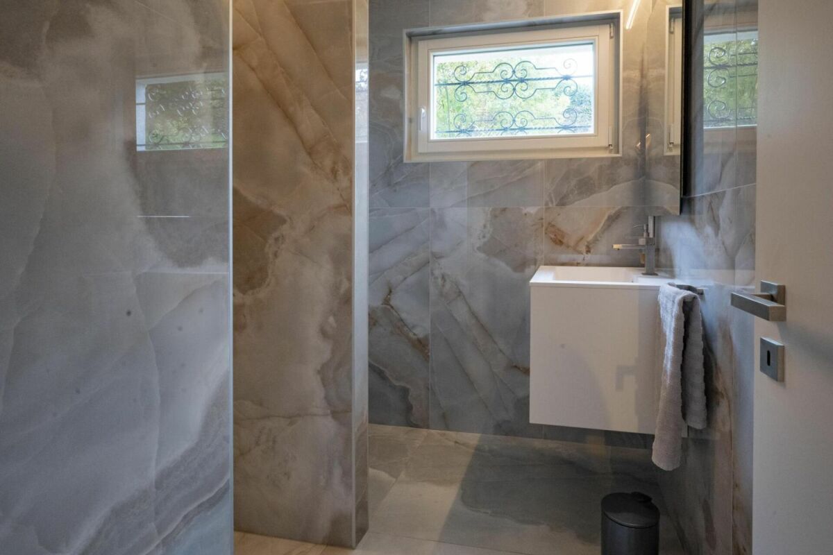 Modernes Badezimmer mit Natursteinoptik