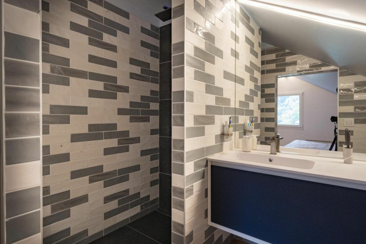 Modernes Badezimmer mit Fliesenmosaik und Waschtisch