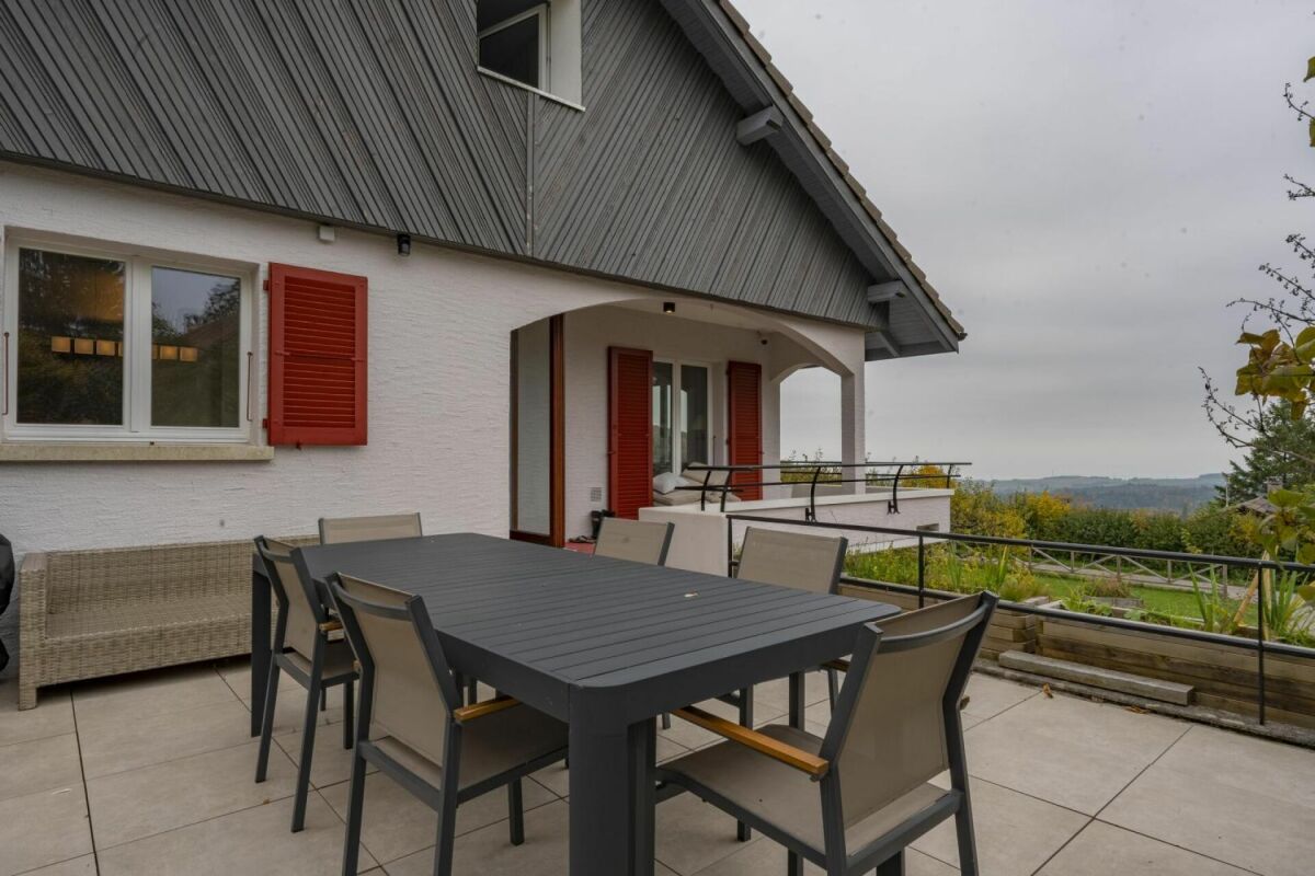Terrasse mit Esstisch und Blick ins Grüne