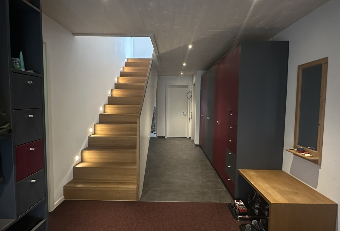 Moderner Flur mit Treppe und Einbauschränken