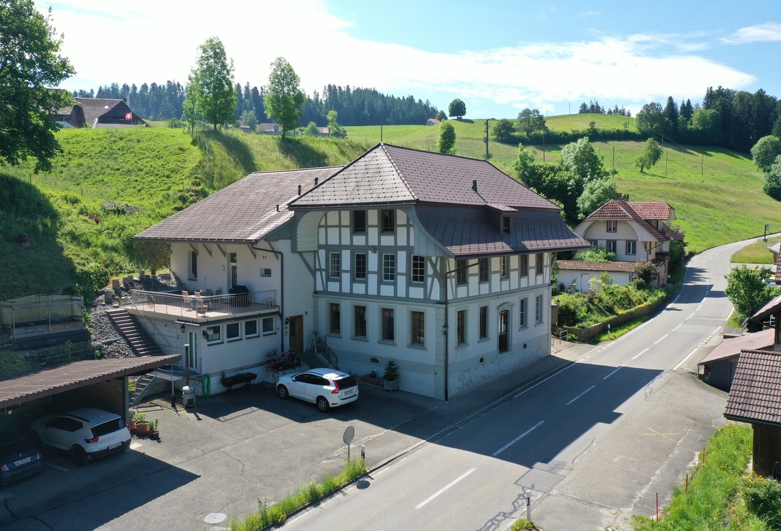Ländliches Wohnhaus mit großem Grundstück