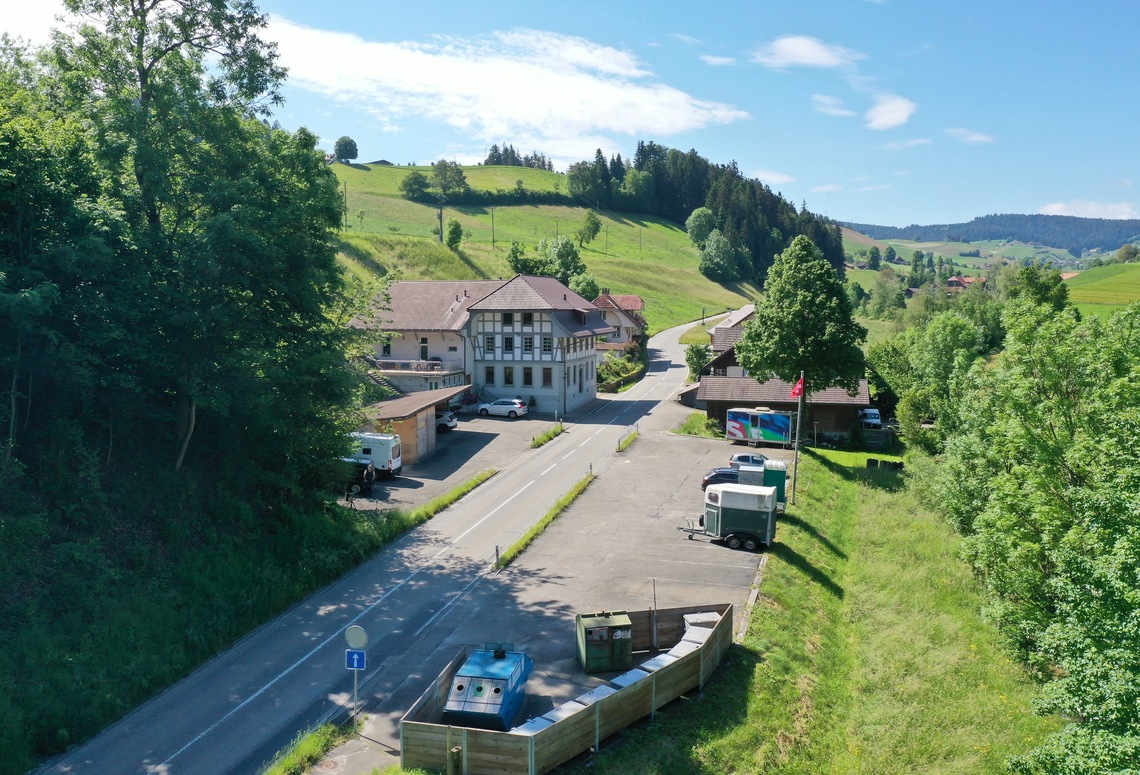 Ländliche Ortsansicht mit Straße und Gebäuden