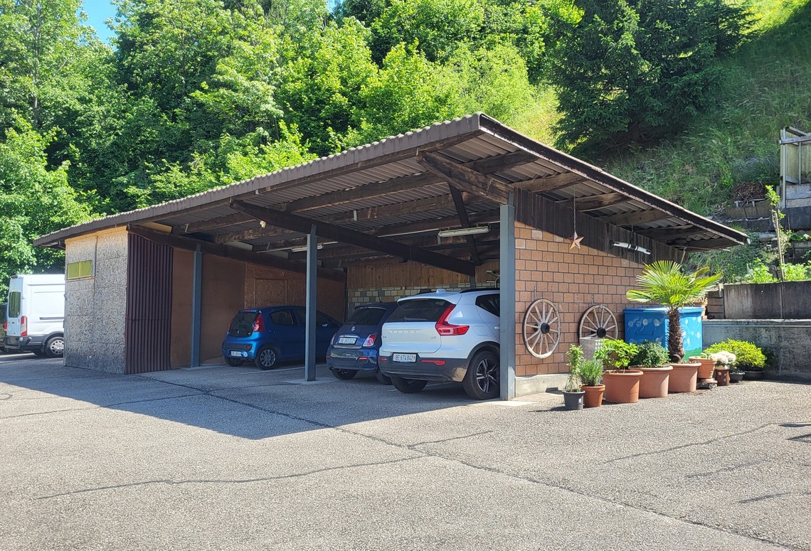 Offener Doppel-Carport mit Fahrzeugen