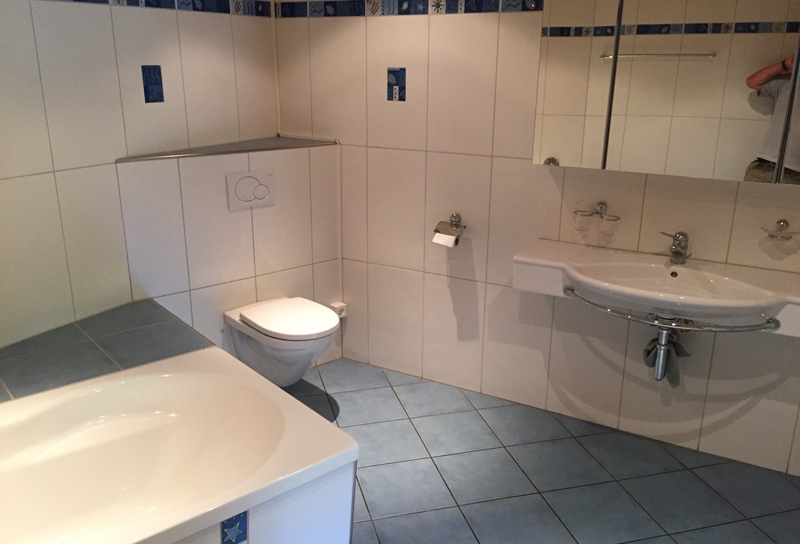 Badezimmer mit Badewanne, WC und Waschtisch