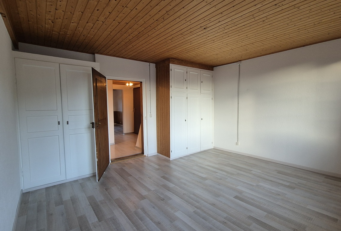 Helles Zimmer mit Einbauschränken