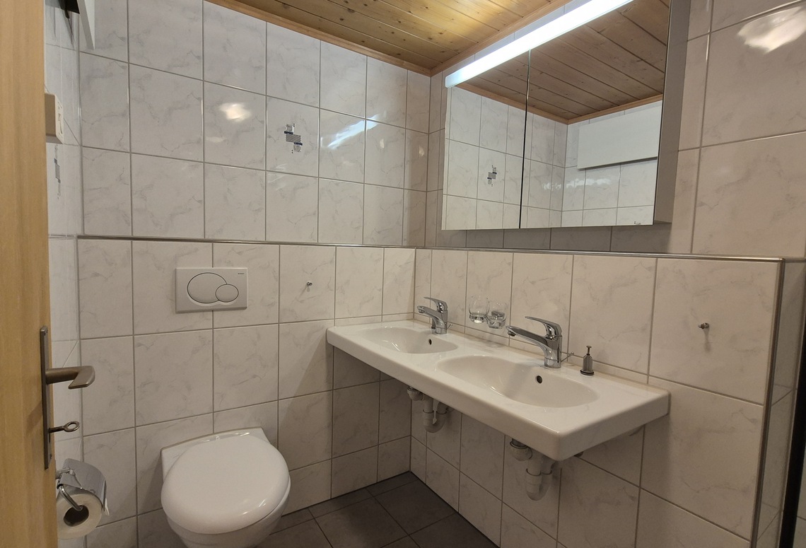 Kleines Bad mit Doppelwaschbecken und WC