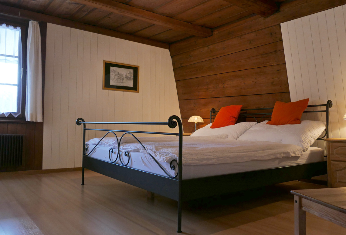 Gemütliches Schlafzimmer mit rustikalem Holzinterieur