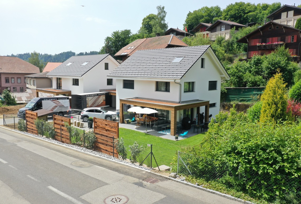 Wohnhausensemble am Hang mit Garten