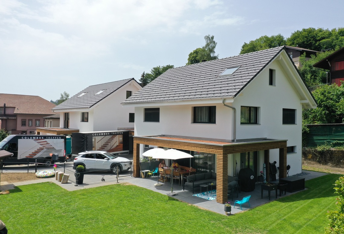 Modernes Einfamilienhaus mit überdachter Terrasse und Garten