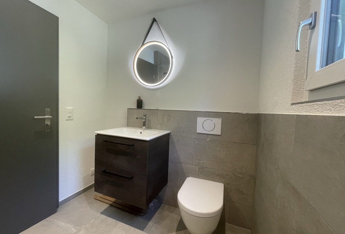 Modernes Gäste-WC mit Waschtisch und wandhängendem WC