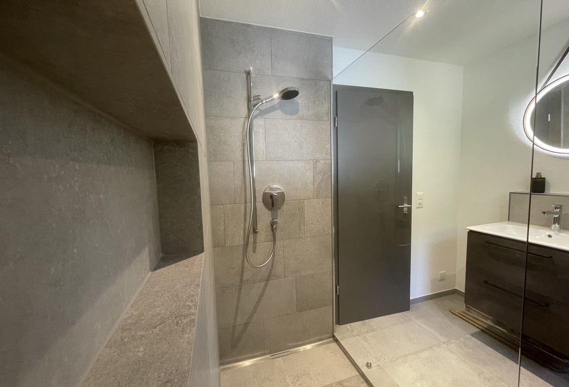 Modernes Badezimmer mit begehbarer Dusche und Waschtisch