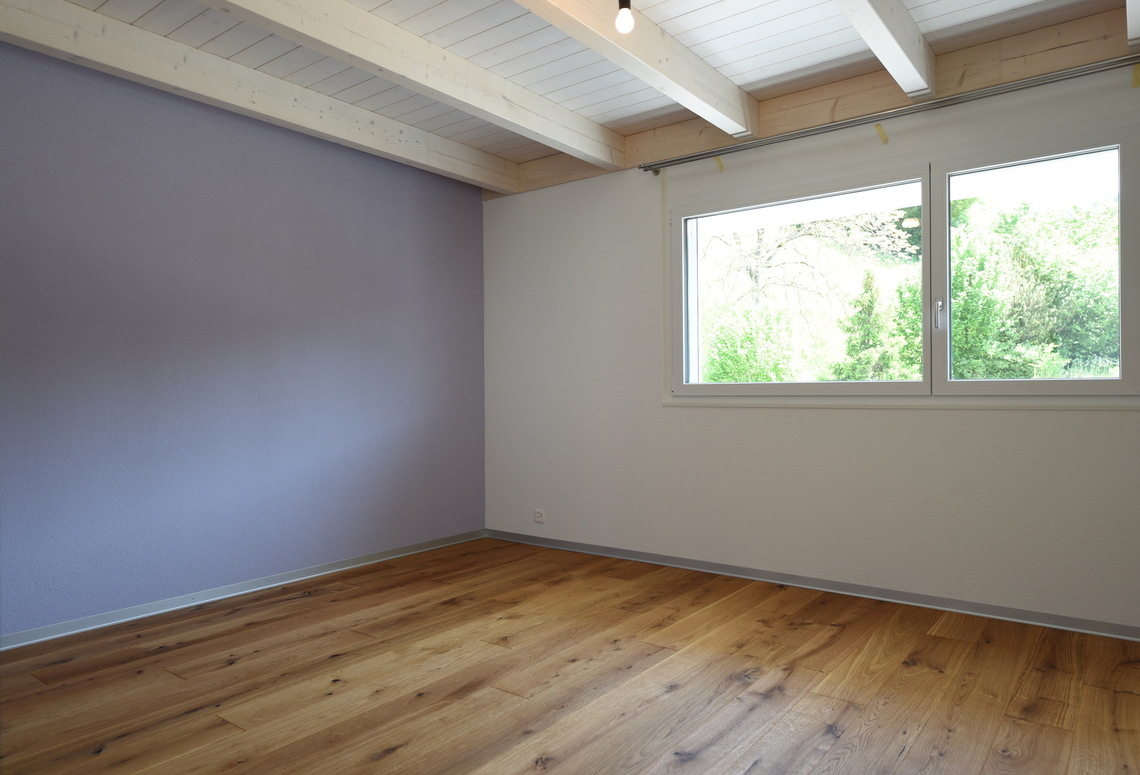 Leeres Dachgeschosszimmer mit Holzdecke