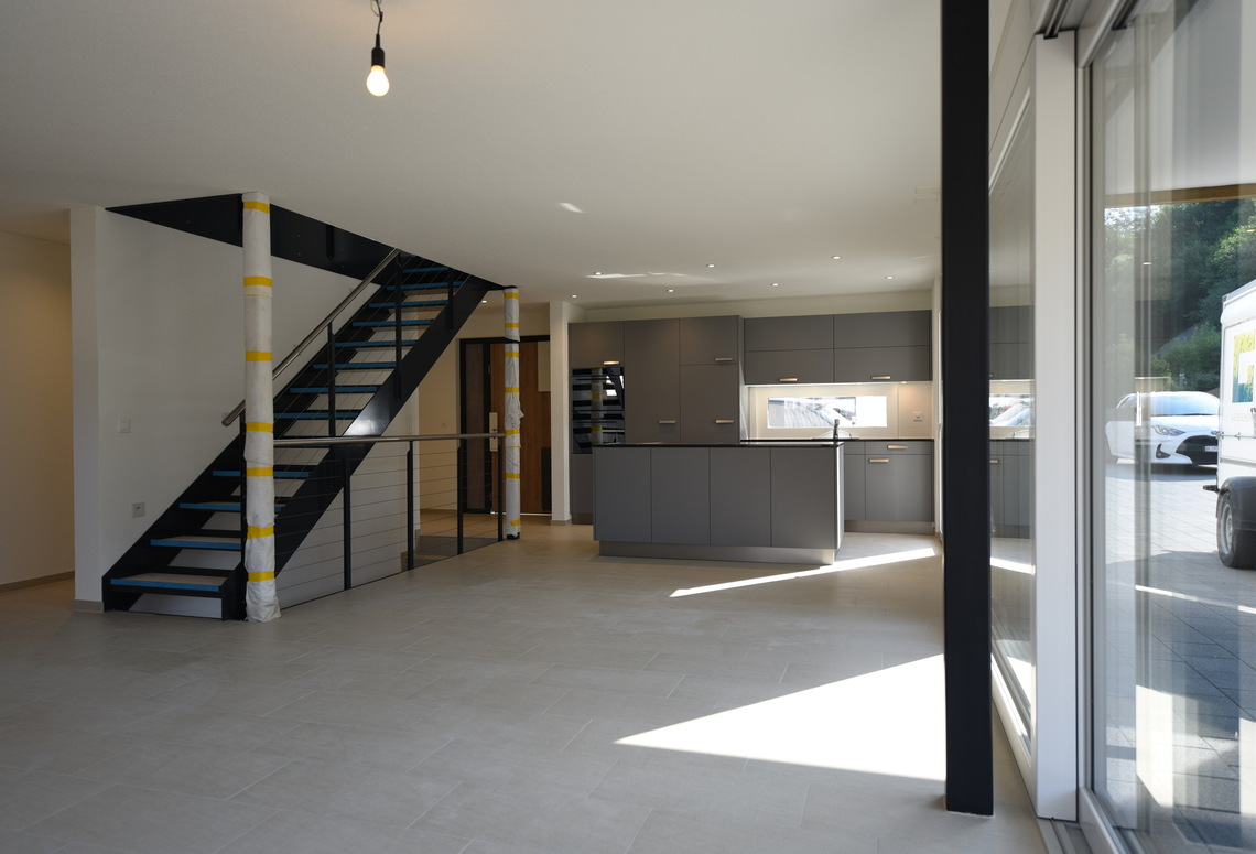 Offener Wohnbereich mit Küche und Treppe