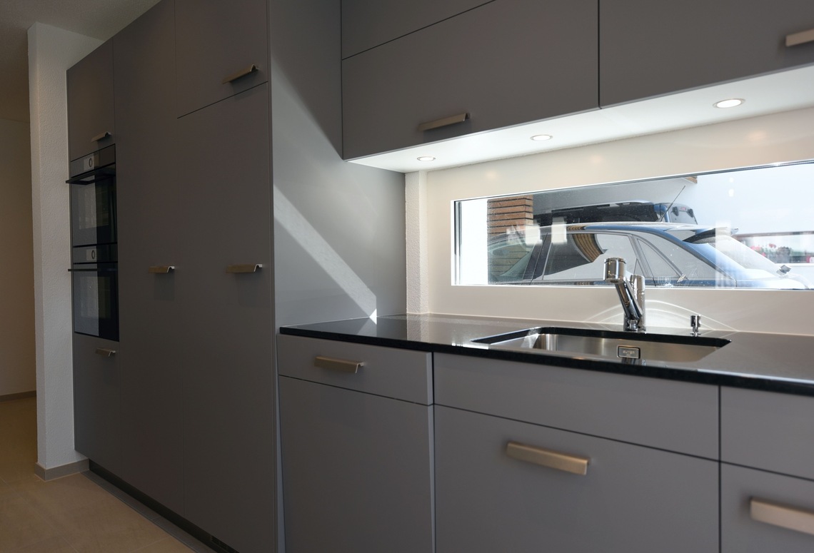 Moderne Einbauküche mit grauen Fronten