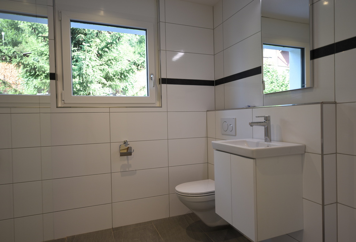Modernes Gäste-WC mit Fenster
