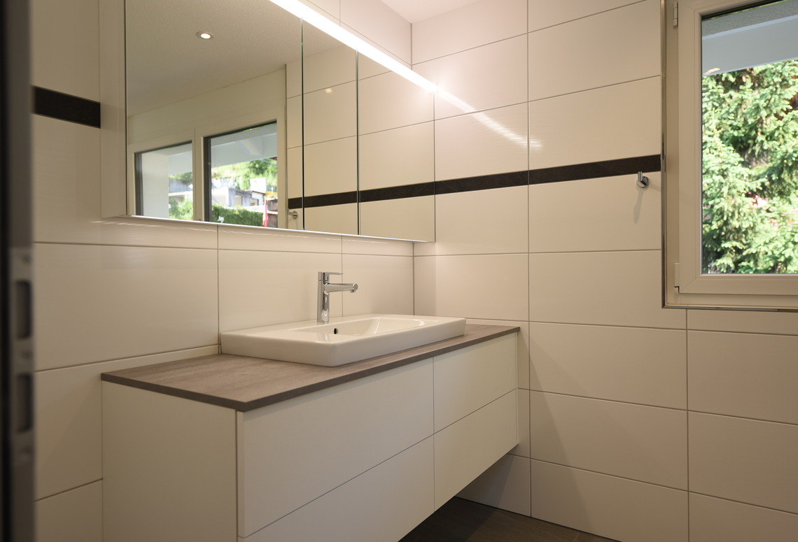 Modernes Badezimmer mit Waschtisch und Spiegel