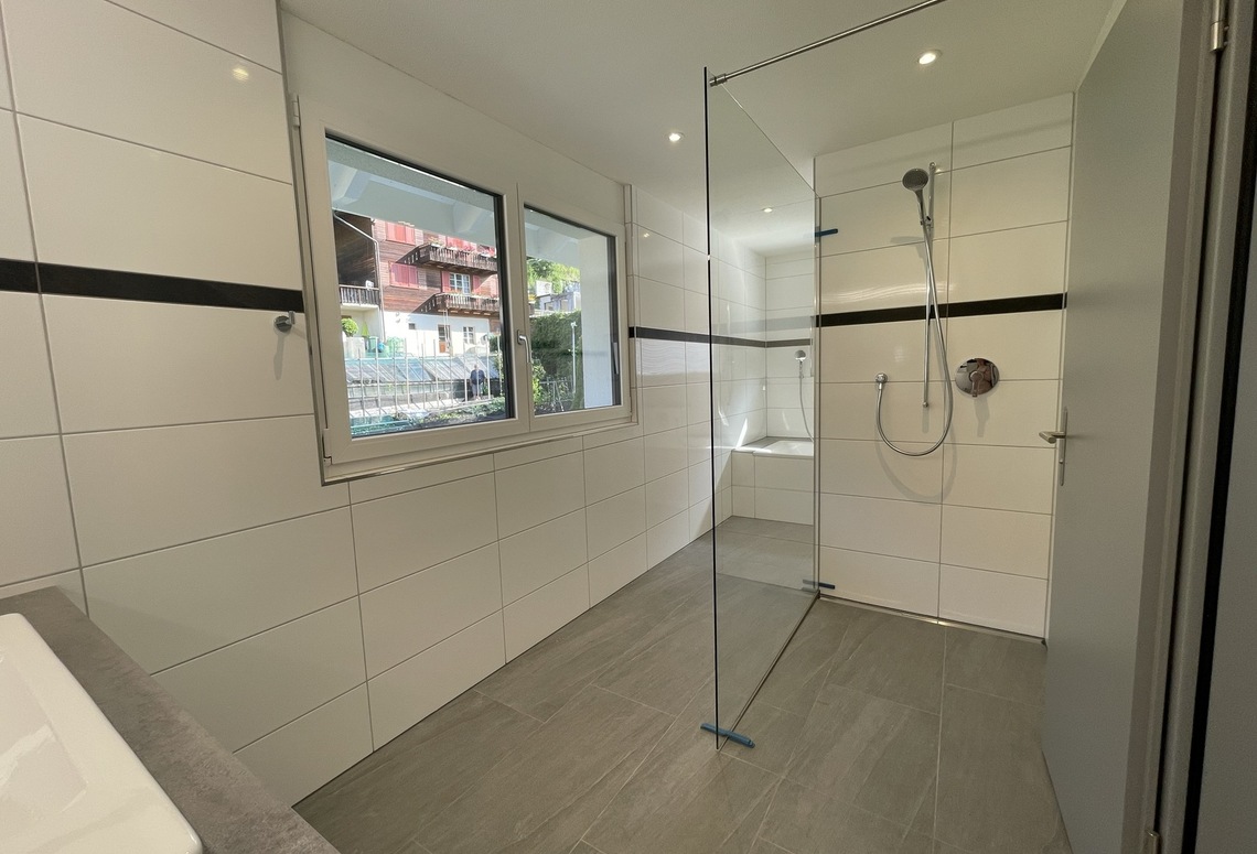 Modernes Badezimmer mit bodengleicher Dusche