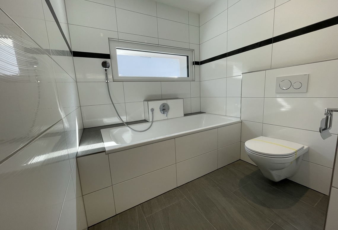 Modernes Badezimmer mit Badewanne und WC