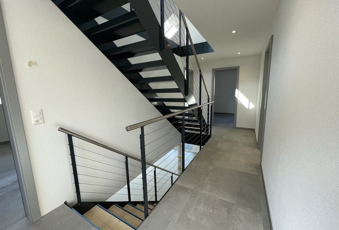 Moderner Flur mit Treppe