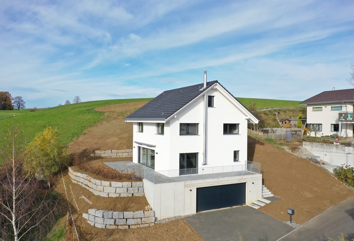 Modernes Einfamilienhaus in Hanglage