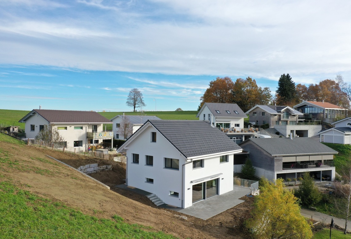 Luftaufnahme eines Wohngebiets mit Einfamilienhäusern