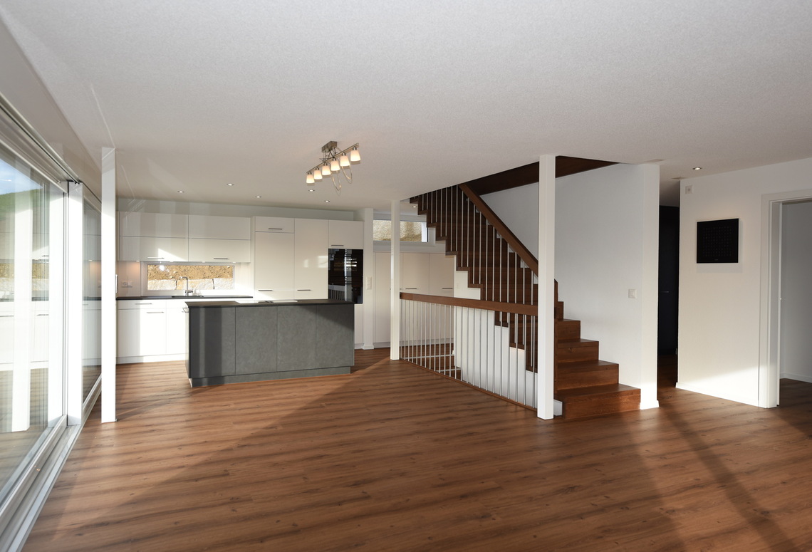 Offener Wohnbereich mit Küche und Treppe