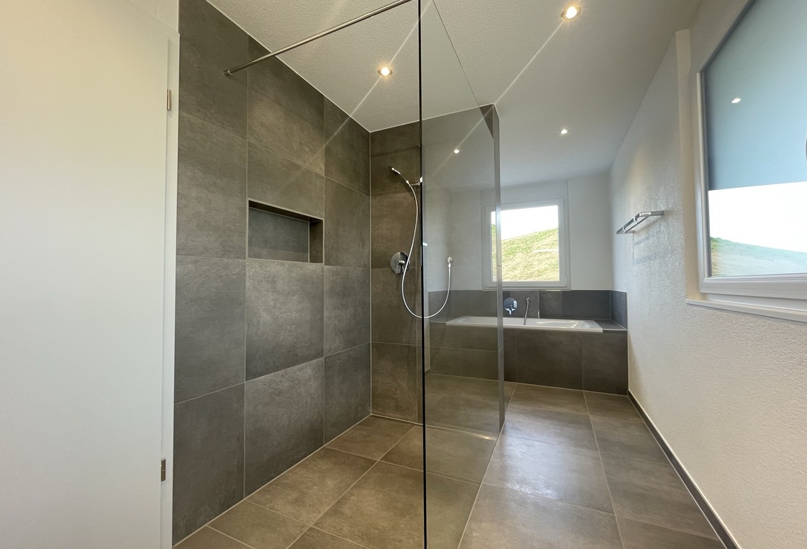 Modernes Bad mit Dusche und Badewanne