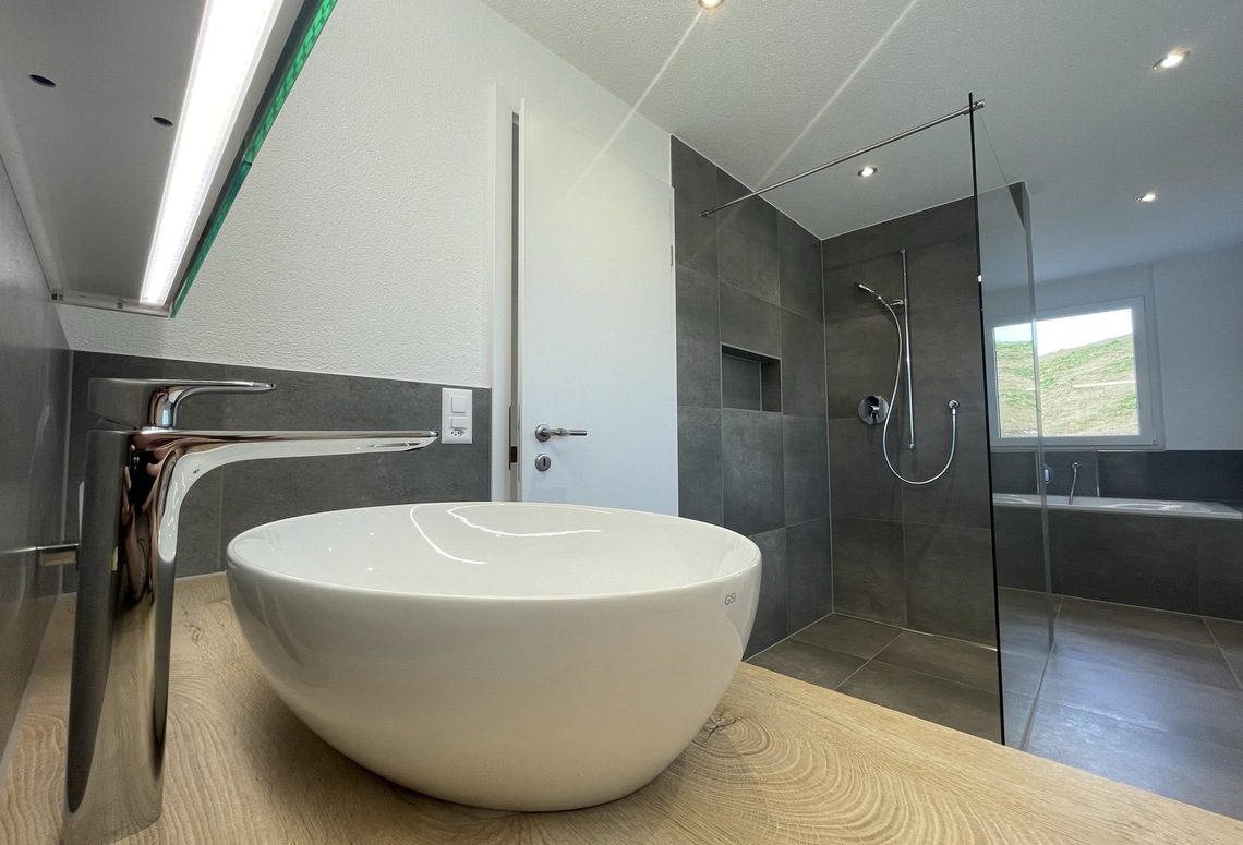 Modernes Badezimmer mit freistehendem Waschtischbereich und begehbarer Dusche