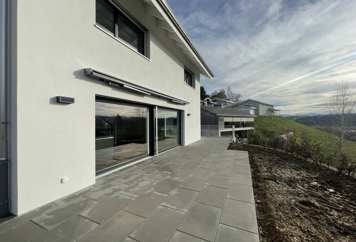 Moderne Terrasse mit Fernblick