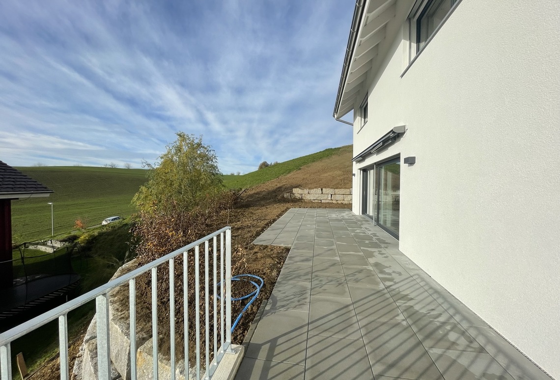 Terrasse an modernem Haus mit Hanglage