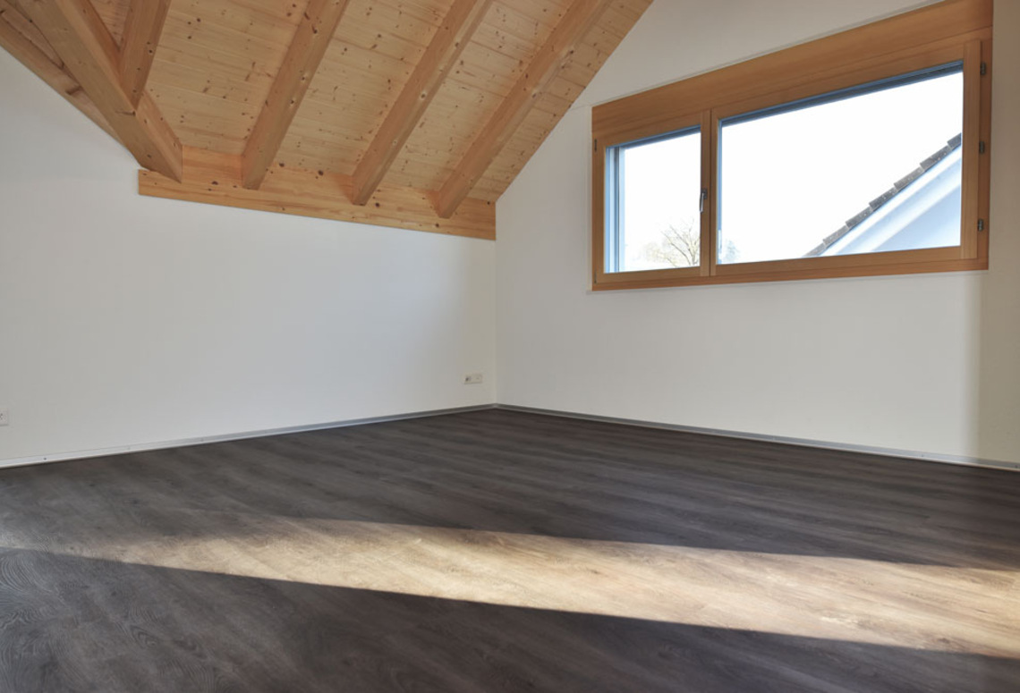 Leerer Dachgeschossraum mit Holzdecke