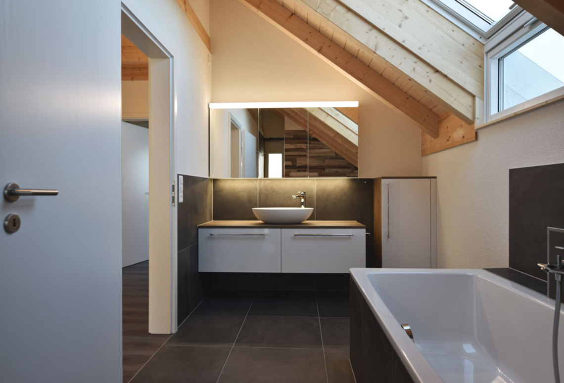 Modernes Badezimmer mit Dachschräge